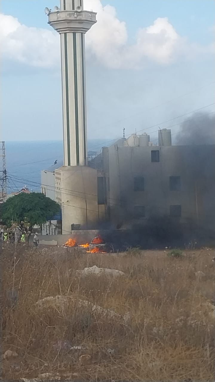 بالفيديو: غارة من مسيرة اسرائيلية تستهدف سيارة بين برجا والجية 