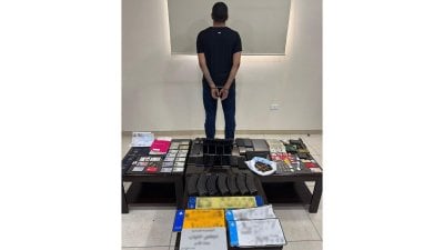 23 هاتفًا وبندقية كلاشينكوف... 