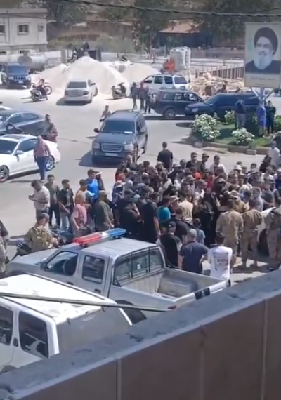 إشكال كبير في البقاع بين الأهالي والقوى الأمنية... توتر وإشعال إطارات (فيديو)