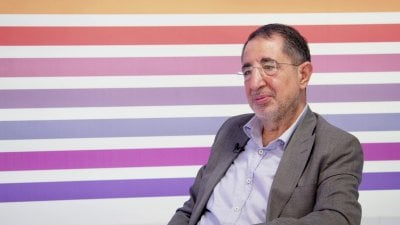 لن نسلّم السلاح وما تهددونا بالموت... حسين الحاج حسن يتحدث عن العودة إلى الميدان ونصيحة عاجلة لجعجع!
