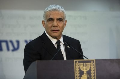 لابيد: المقترح المصري ضربة موجعة لاتفاقات السلام