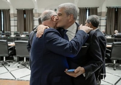 وزيران وابتسامة... 