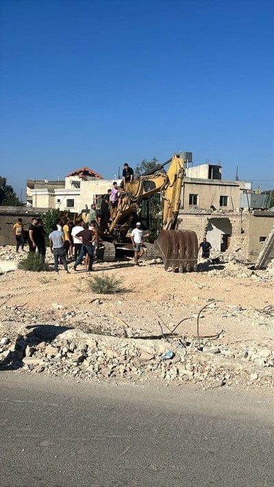 بالصورة: استهداف جرافة في بلدة عيترون