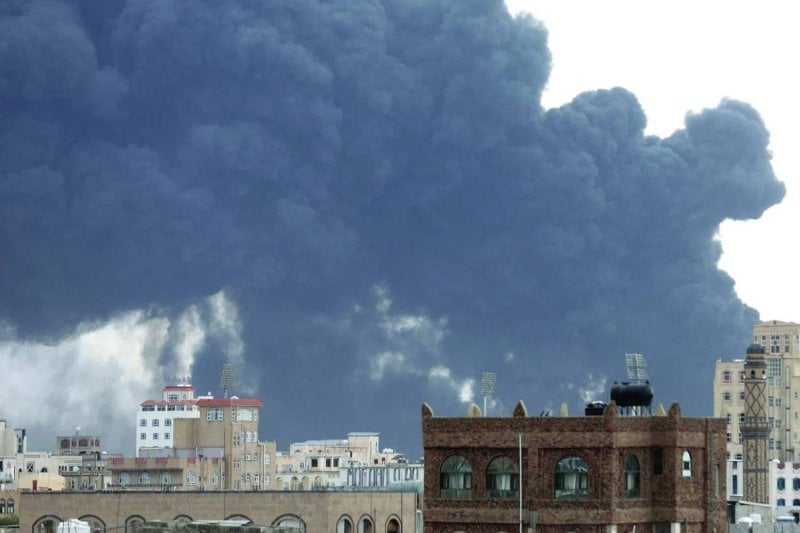 ارتفاع عدد قتلى غارات صنعاء... والحوثيون يعلنون استهداف تل أبيب