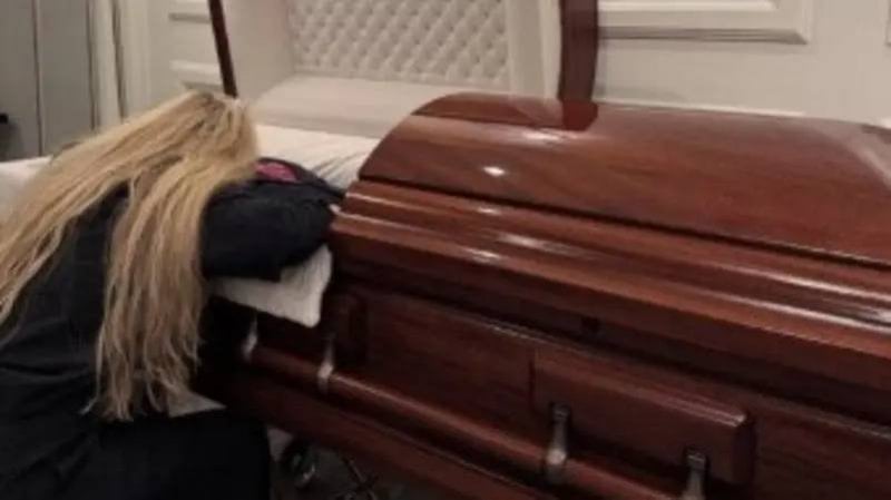 إريكا كيرك تنشر صورة نعش زوجها وتتوعد: "إرثه وأفكاره ستبقى حيّة"