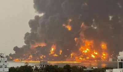 انفجارات ضخمة تهز الحديدة... وبيان من الجيش الإسرائيلي