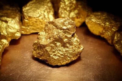 الذهب يلامس عتبة الـ3700 دولار... اجتماع 