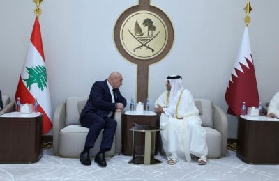 قبيل انطلاق القمة الطارئة... استقبال رسمي للرئيس عون في مطار حمد الدولي 
