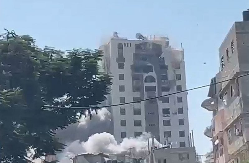 لحظة تدمير برج الغفري السكني في غزة (فيديو)