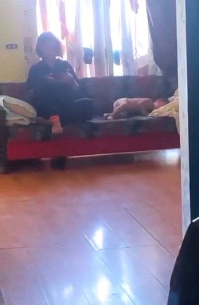 فيديو صادم يوثّق جريمة تقشعر لها الأبدان… براءة الطفولة تنتصر على عنف الأمومة: 