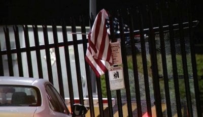 هجوم إرهابي... رجل يصدم بسيارته بوابة مكتب 