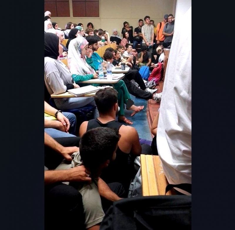 "إطلب العلم ولو على البلاط"… صورة صادمة من جامعة الوطن!
