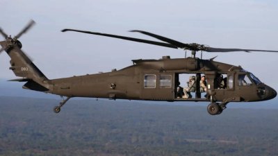 على متنها 4 جنود... تحطّم مروحية أميركية قرب قاعدة في واشنطن 