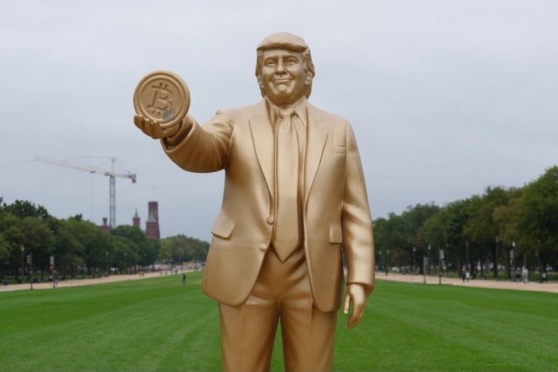 تمثال ضخم لترامب مع "بيتكوين" يثير الجدل أمام الكابيتول (صور)