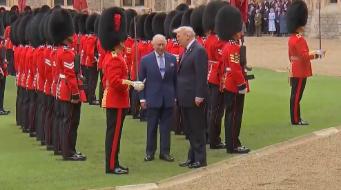 ترامب يتصدر المشهد مجددًا.. خرق بروتوكولي يحرج الملك تشارلز (فيديو)