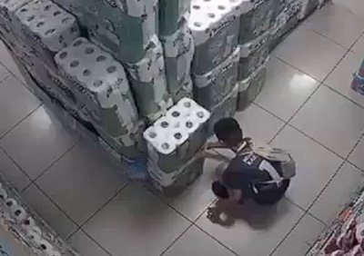 بالفيديو: طفل يتسبب بحريق داخل متجر في بورصة