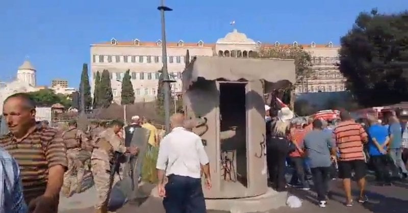 المتقاعدون يحاولون اقتحام السرايا الحكومية (فيديو)