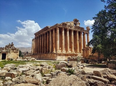 الإهمال ‎يلتهم المعالم الأثرية في لبنان… وفضيحة أخلاقية في قلب قلعة بعلبك