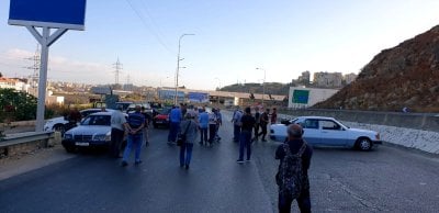 وقفات احتجاجية وقطع طرق... الحكومة 