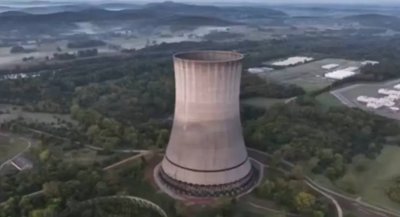 خلال ثوانٍ معدودة... انهيار برج تبريد نووي في الولايات المتحدة (فيديو)