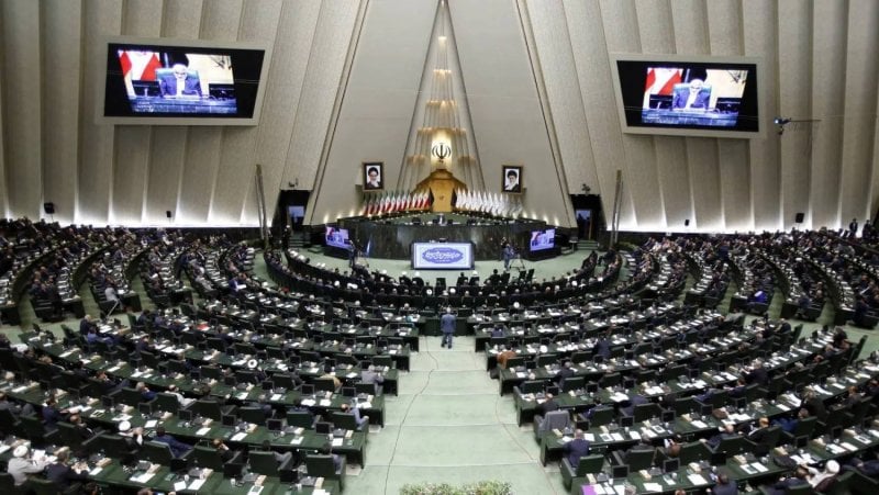 أمام عجز الدول الغربية... البرلمان الإيراني يتحرك نحو مراجعة النهج الدفاعي النووي
