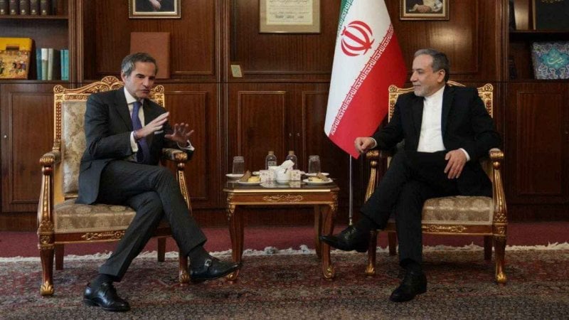 بعد قرار مجلس الأمن.... عراقجي لغروسي: العقوبات غير عادلة