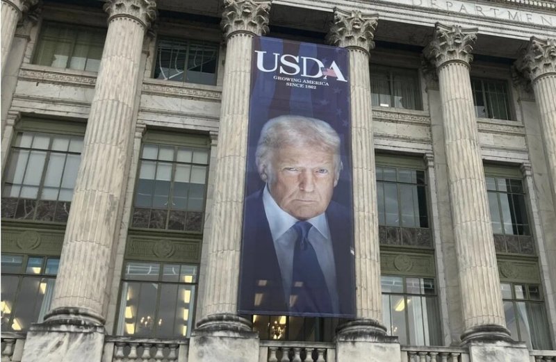 تشبيه بكوريا الشمالية... انتقادات حادة للافتات ترامب الفيدرالية