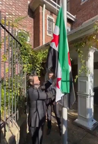 بعد 11 سنة من الإغلاق… رفع العلم السوري فوق سفارة دمشق في واشنطن (فيديو)