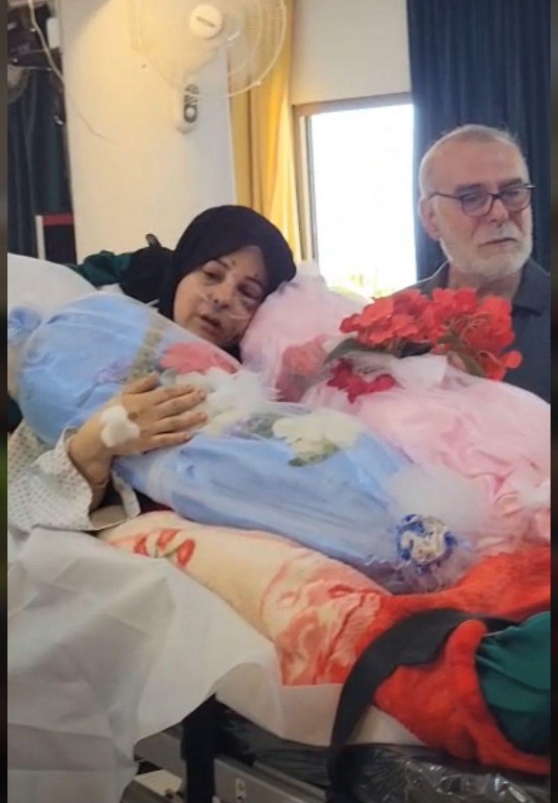 مشهد يعتصر القلوب: الأم الجريحة تودّع نعوش عائلتها الشهداء (فيديو)