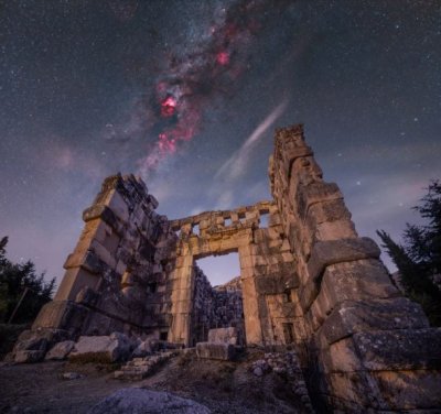 صور ساحرة... مصور بريطاني–لبناني يوثّق نجوم السماء وهي تعانق أعمدة بعلبك