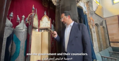 في كنيس بدمشق… بالفيديو: حاخام سوري أميركي يصلي لأجل الشرع