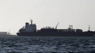 توتر الملاحة يتصاعد... انفجار قرب سفينة قبالة اليمن