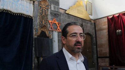 مشهد يثير الجدل… حاخام سوري أميركي يدعو للشرع والسلام من كنيس في دمشق