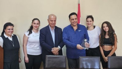 من كسارة إلى صنين 15 كيلومتراً... حسّان دياب لطلاب الأنطونية: إرادتكم مفتاح المستقبل (صور)
