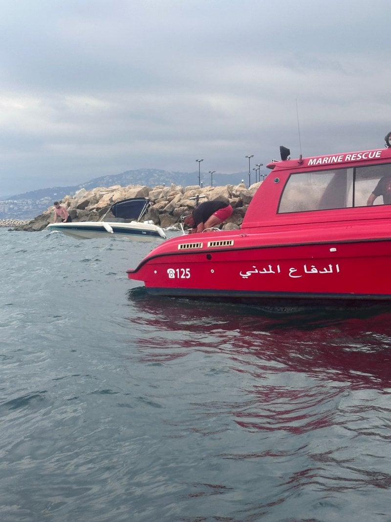 بعد تعطل زورقه... الدفاع المدني ينقذ مواطناً في عرض البحر