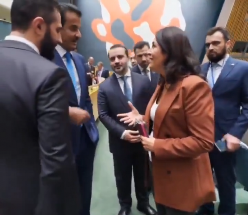 "غمزة" الوزير الشيباني للشرع تشعل مواقع التواصل!