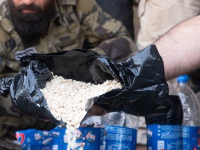 مليون قرص مخدر في عبوات مشروبات غازية… إحباط محاولة تهريب إلى السعودية