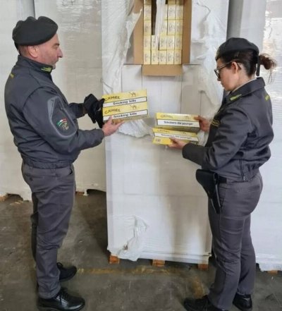 الشرطة الإيطالية تكشف أكبر مصنع سجائر غير قانوني (فيديو)