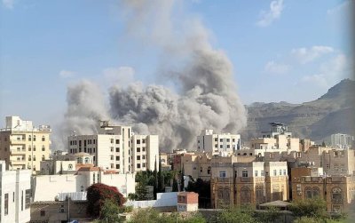تزامنًا مع بدء كلمة الحوثي... بالفيديو والصور: غارات إسرائيلية على صنعاء