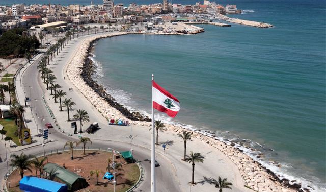 مأساة على شاطئ صور... وفاة شاب غرقًا ونقل 3 مصابين إلى المستشفى (فيديو)