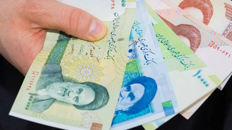 بعد اعادة العقوبات… العملة الإيرانية تبلغ أدنى مستوياتها 
