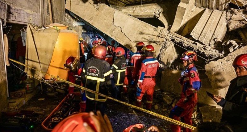مأساة إندونيسيا... ضحايا ومفقودون بانهيار مدرسة (فيديو)