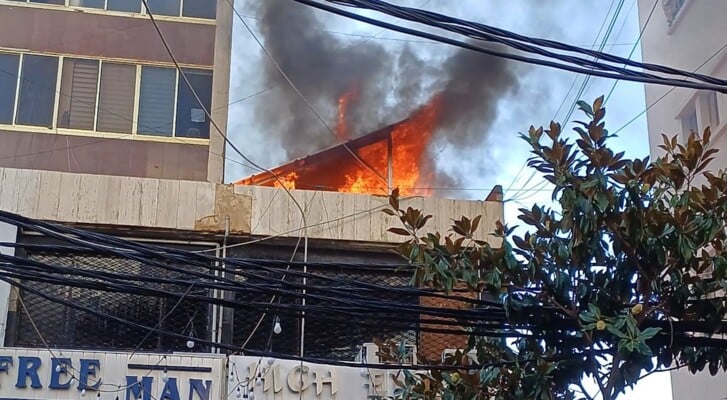 نيران تلتهم طابقًا في مبنى في صيدا