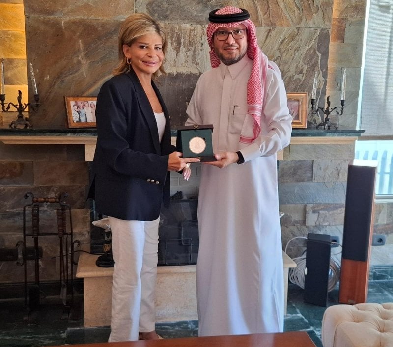 السفير السعودي يزور مي شدياق ويكرّمها
