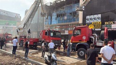 النيران تلتهم بناية تجارية وسط بغداد... الدفاع المدني يتدخل! (فيديو)