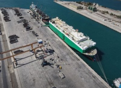 من كوريا إلى سوريا... باخرة عملاقة محمّلة بالسيارات تصل مرفأ طرطوس(فيديو)