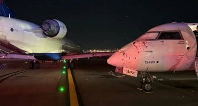 حادث غير مسبوق... تصادم طائرتين في مطار في نيويورك (فيديو)