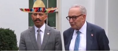 بالفيديو: حرب القبعات... ترامب يسخر من الديمقراطيين