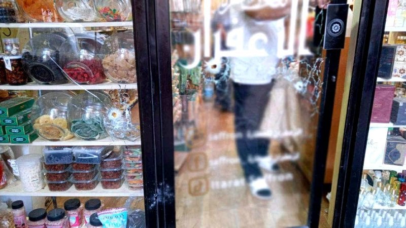 متجر تحت مرمى النيران… عاصمة الثقافة العربية أسيرة الجريمة والسؤال: إلى متى؟ (صور)

