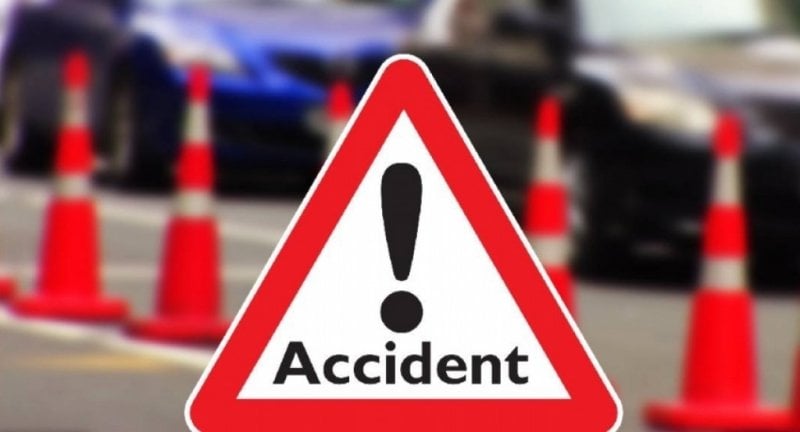 حادث سير مروّع في الضنية... جريح بعد اصطدام سيارة بدراجة نارية